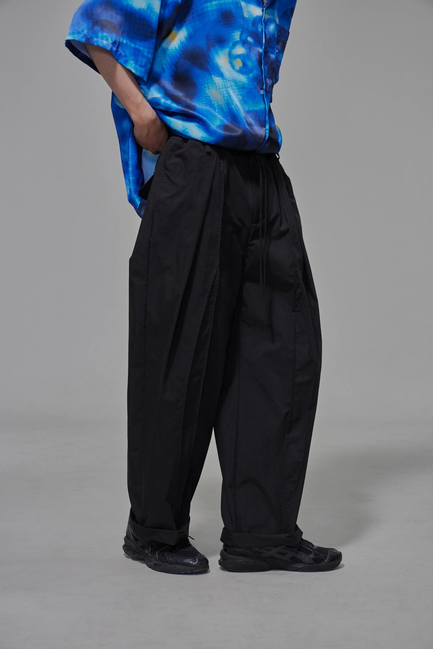03 Tapered Drawstring Trousers Black